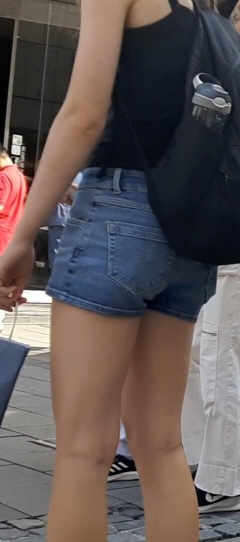 ショートパンツのストリートガールズ
