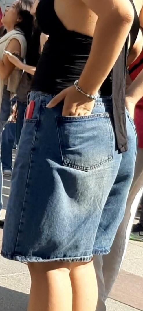 Braless Streetgirls