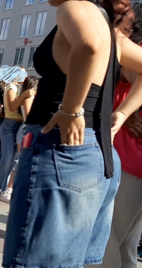 Braless Streetgirls