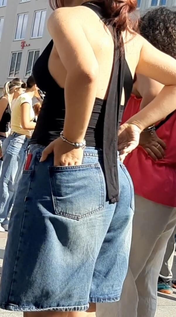 Braless Streetgirls