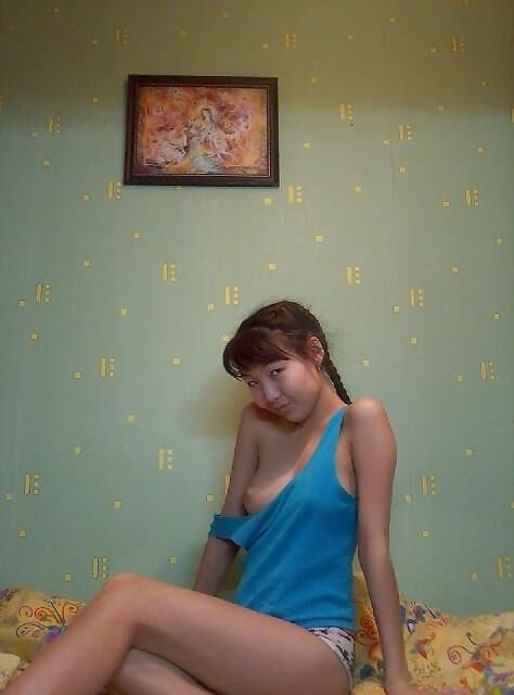 adolescente coreana con bonitas tetas y primeros planos