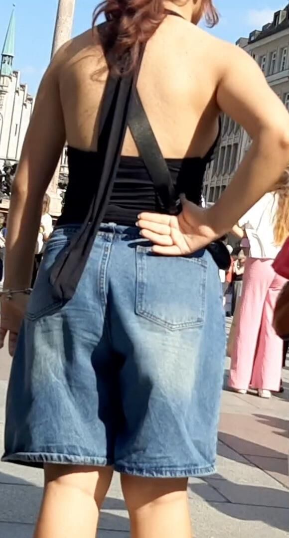 Braless Streetgirls