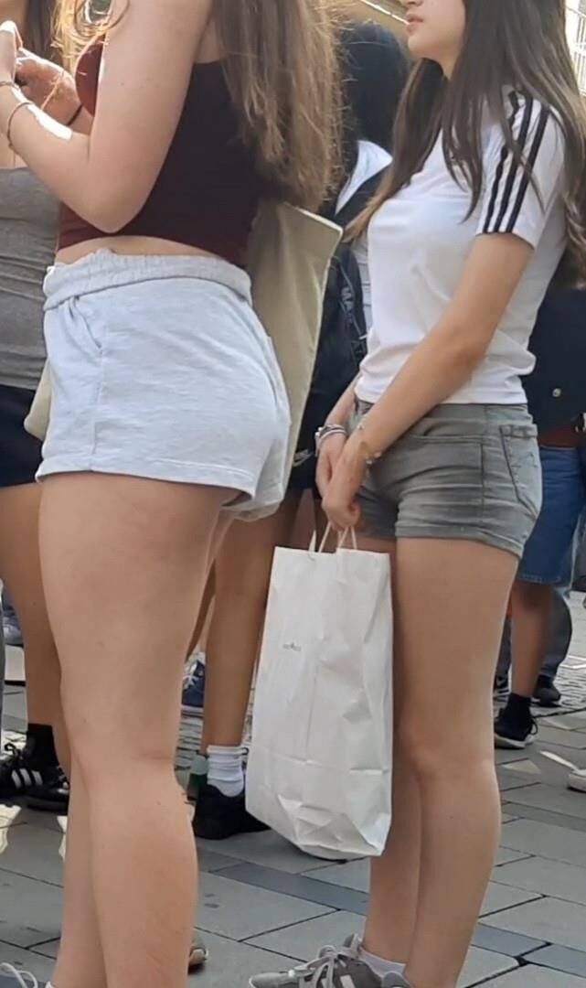 ショートパンツのストリートガールズ