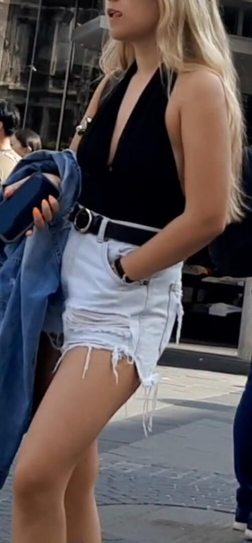 Braless Streetgirls