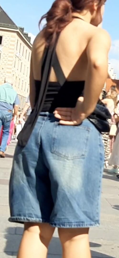 Braless Streetgirls