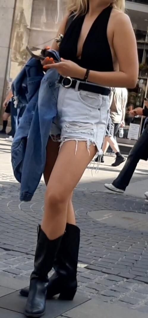 Braless Streetgirls
