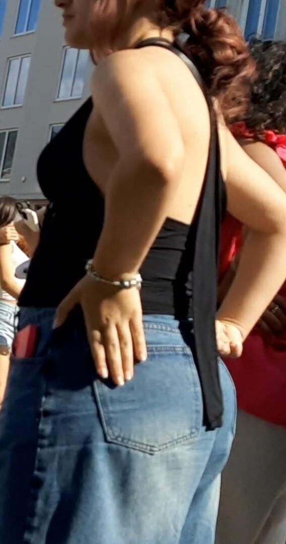 Braless Streetgirls