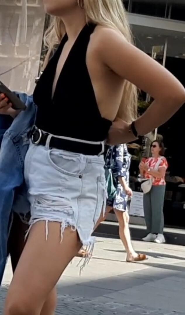 Braless Streetgirls