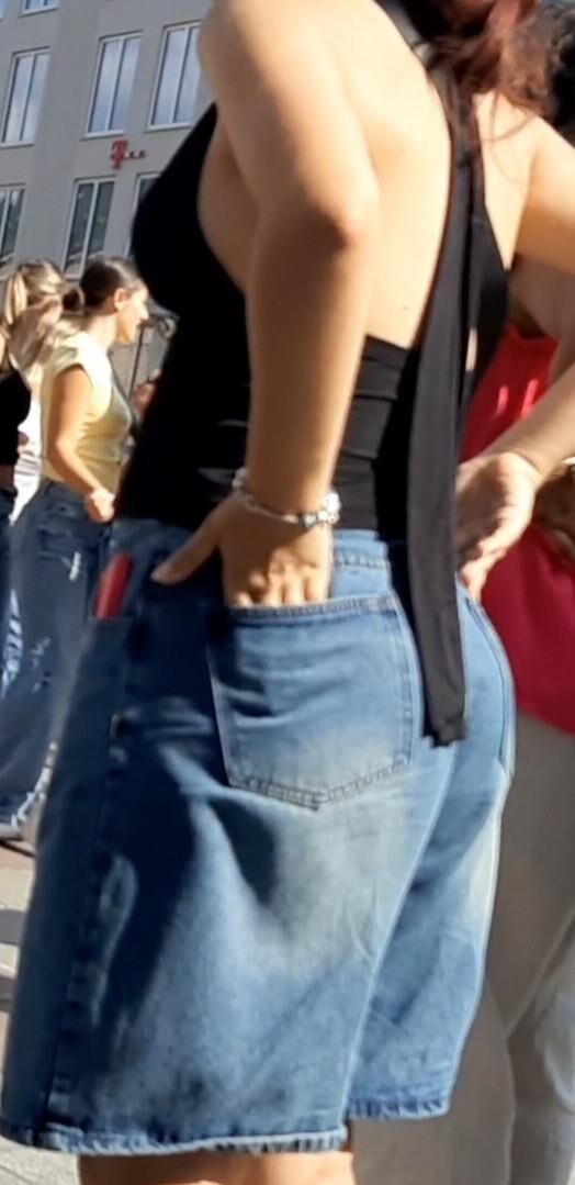 Braless Streetgirls