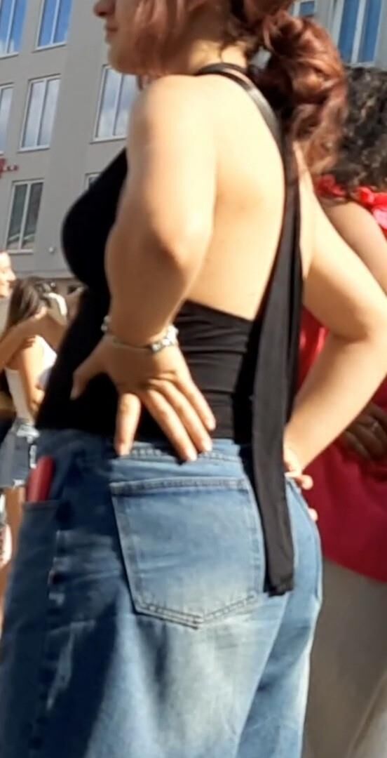 Braless Streetgirls