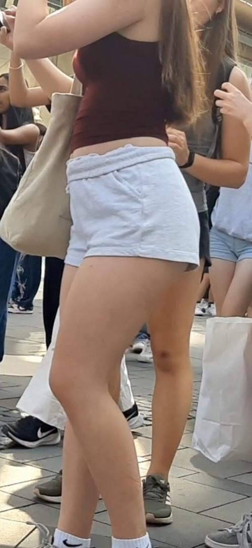 ショートパンツのストリートガールズ