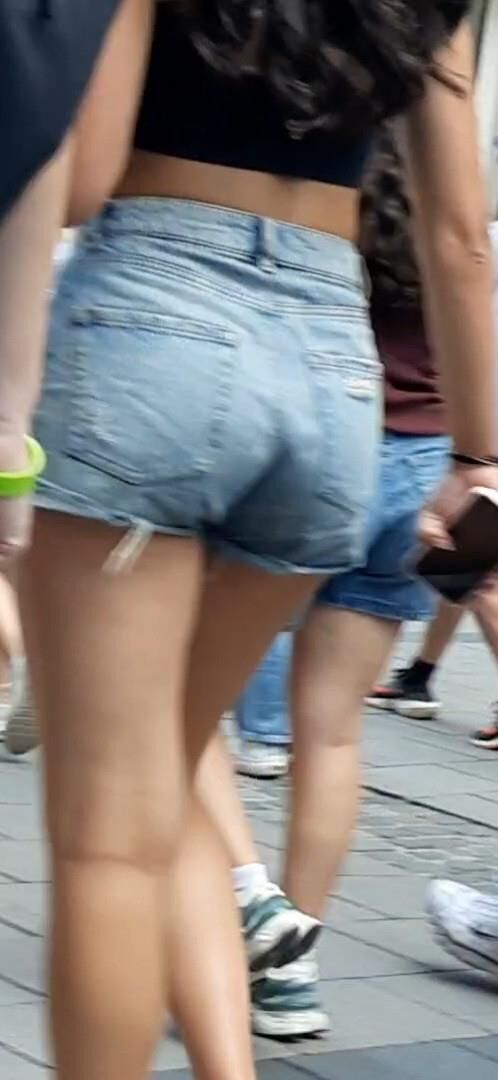 ショートパンツのストリートガールズ