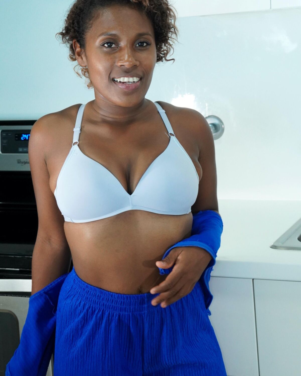 Yeni desnudo en su cocina