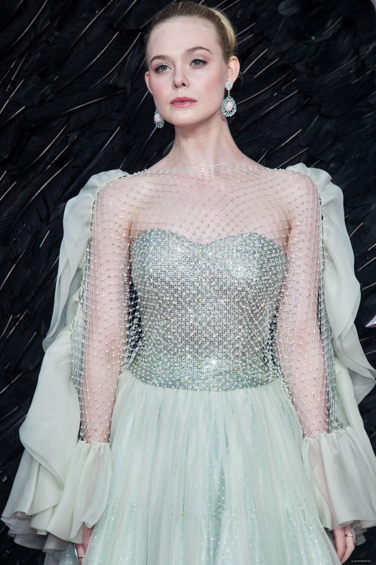 Elegante Celeb Teen Slut Elle Fanning, elegante semen y puta orina
