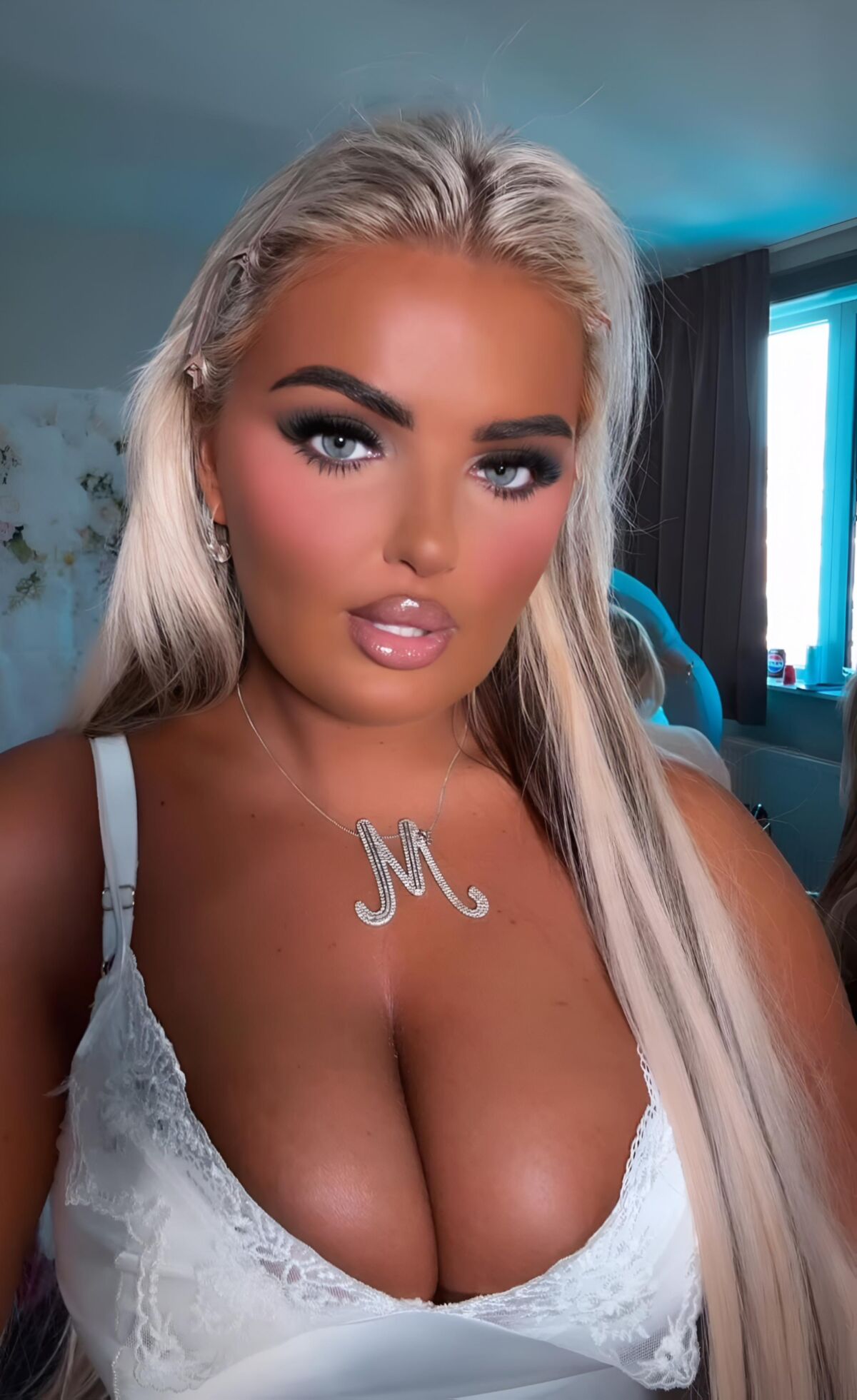BIMBOS CHAV BITCHES para acariciar e drenar nossas bolas cheias tão rápido