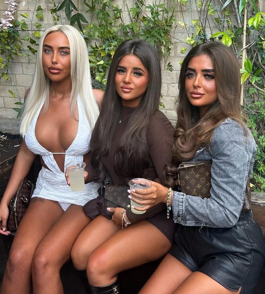 BIMBOS CHAV BITCHES para acariciar e drenar nossas bolas cheias tão rápido
