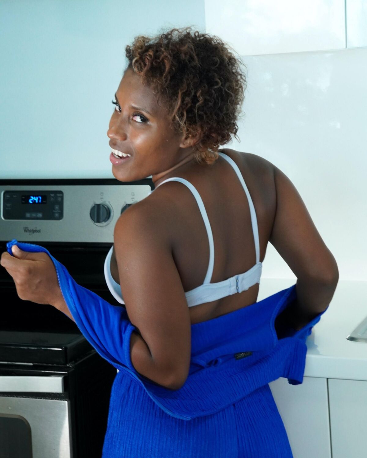 Yeni desnudo en su cocina