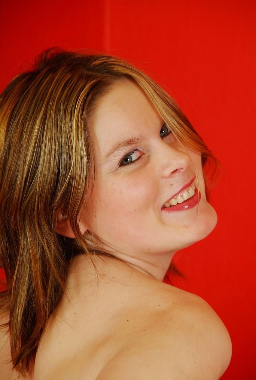 Adolescente rubia pálida peluda con una agradable sonrisa y tetas decentes Tina