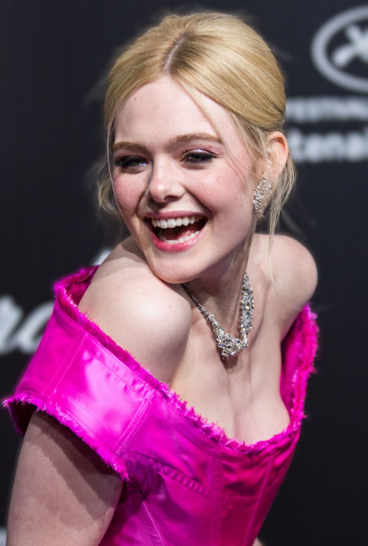 Elegante Celeb Teen Slut Elle Fanning, elegante semen y puta orina