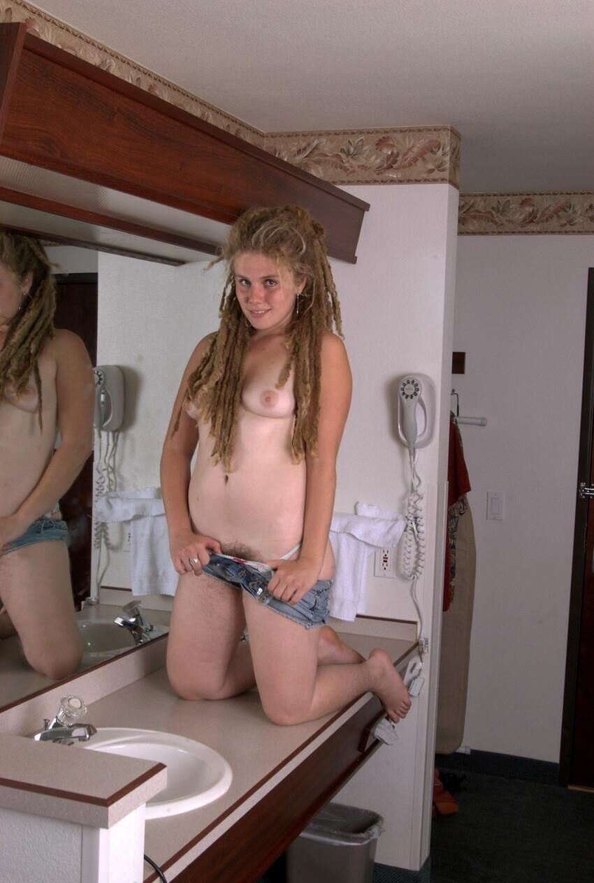 Lindo hippy rubio gordito con bonitas tetas y tatuaje de espalda Sally