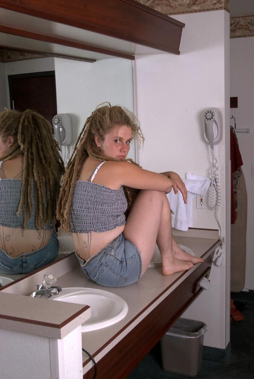 Lindo hippy rubio gordito con bonitas tetas y tatuaje de espalda Sally