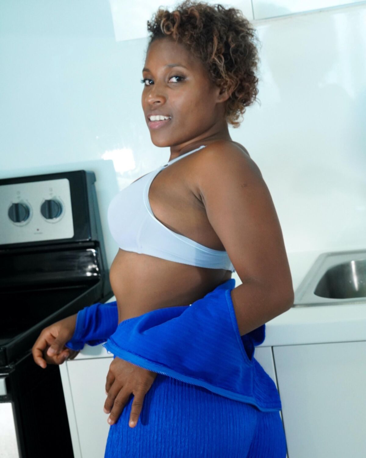 Yeni desnudo en su cocina