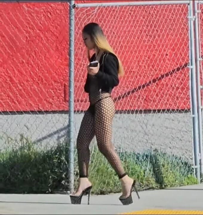 Straßenhutungen in High Heels