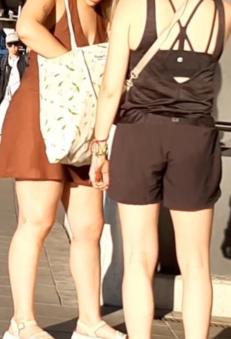 Streetgirls em shorts