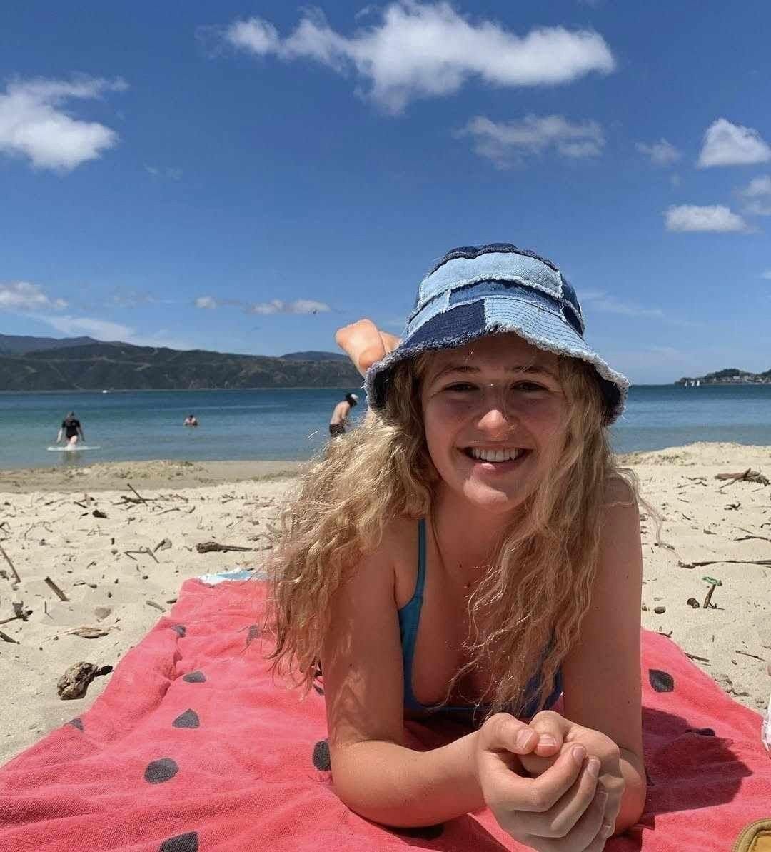 Yo UK Slut Eden quiere ser usado y beber semen