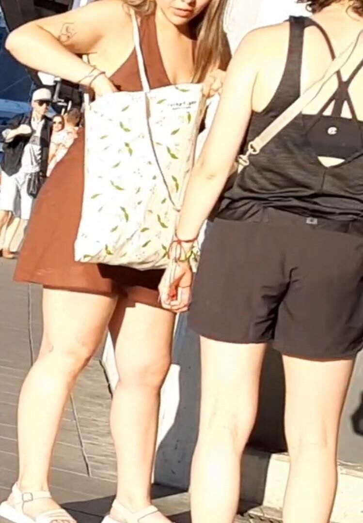 Streetgirls em shorts