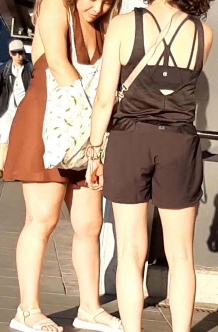 Streetgirls em shorts