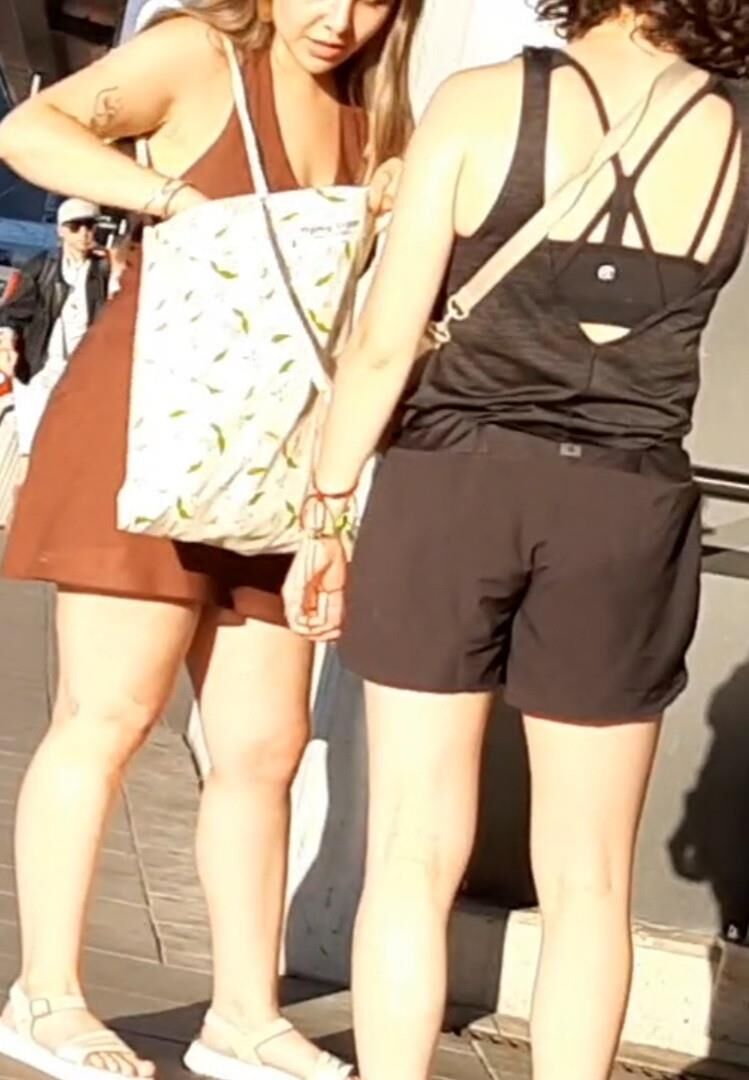Streetgirls em shorts