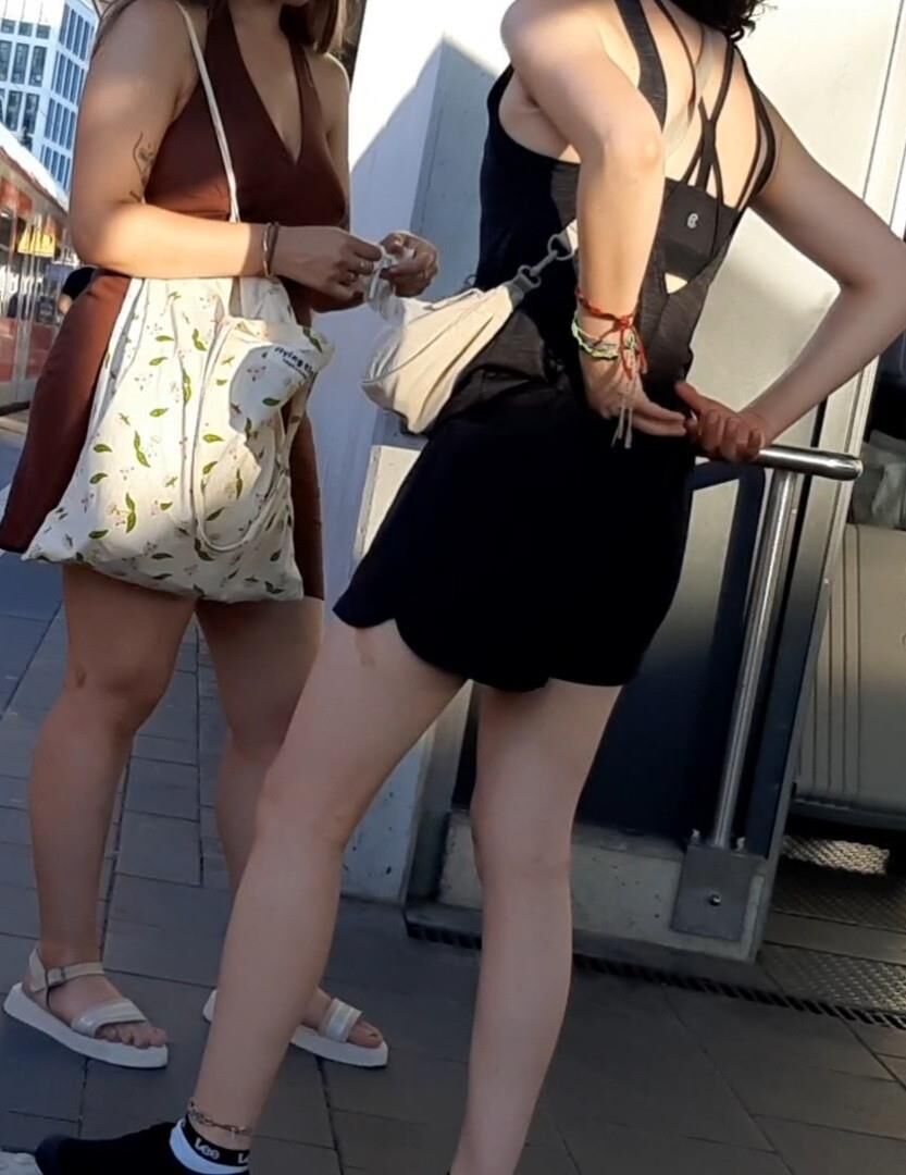 Streetgirls em shorts