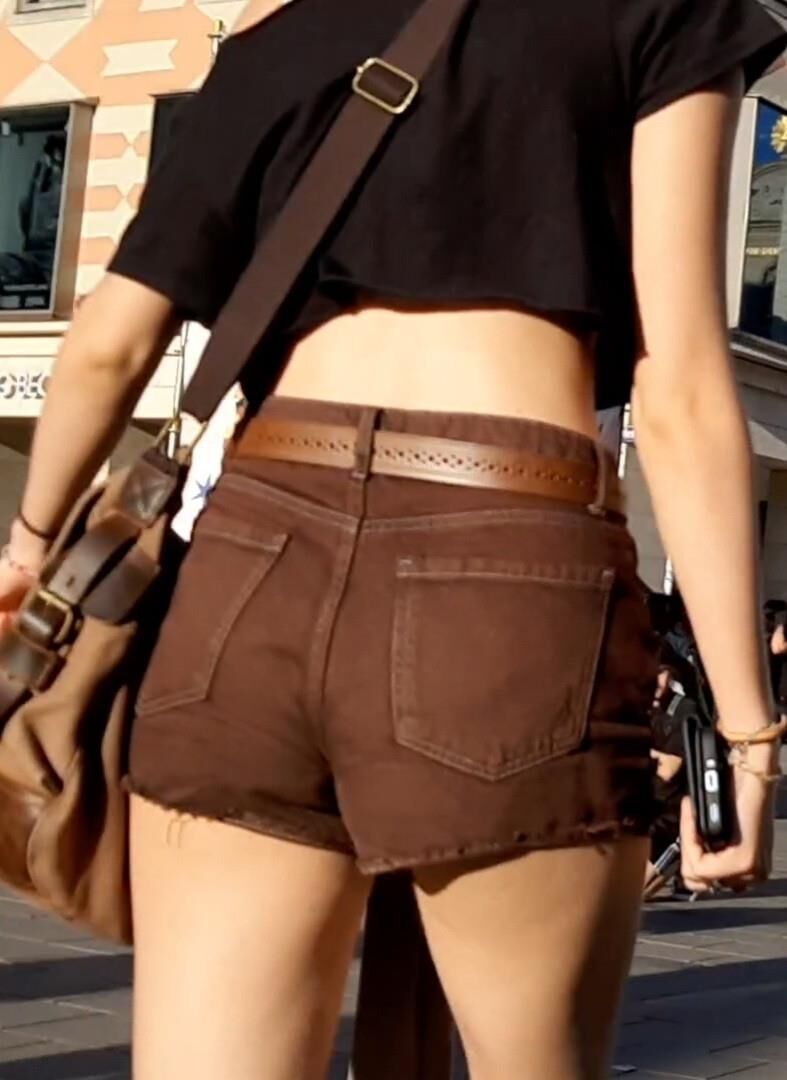 Streetgirls em shorts