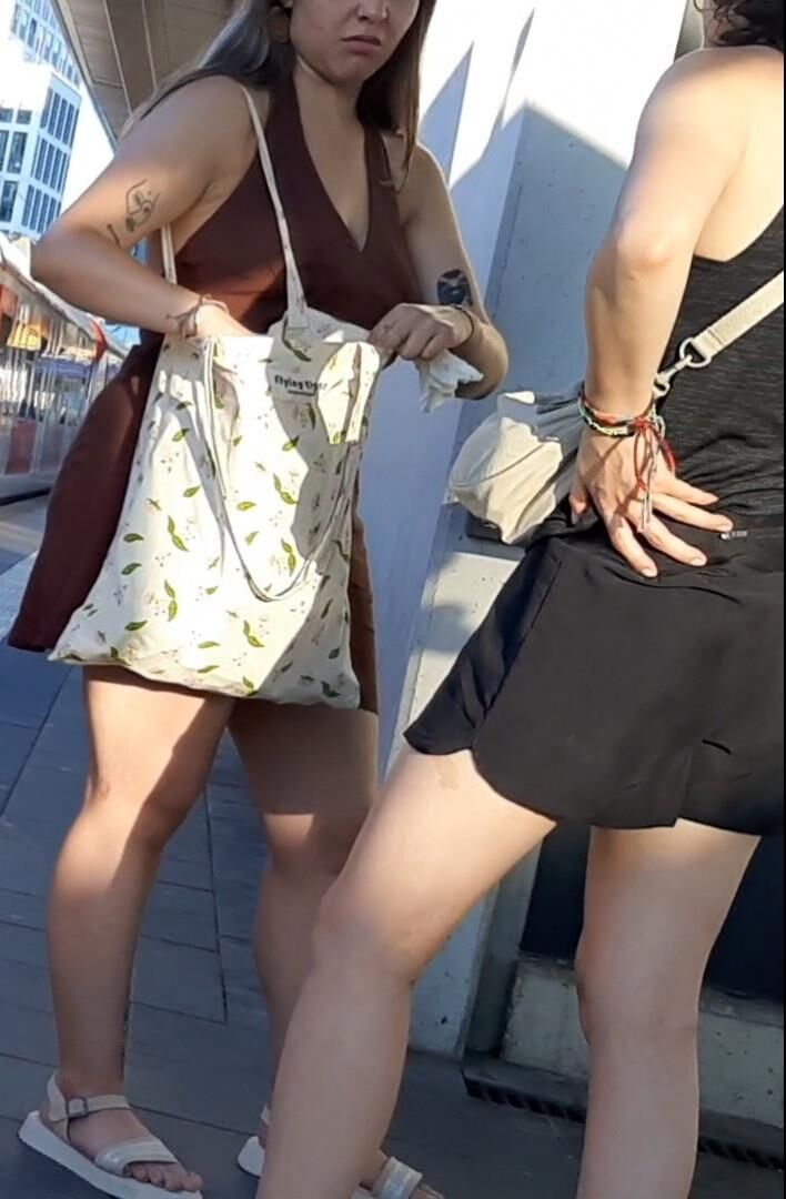 Streetgirls em shorts