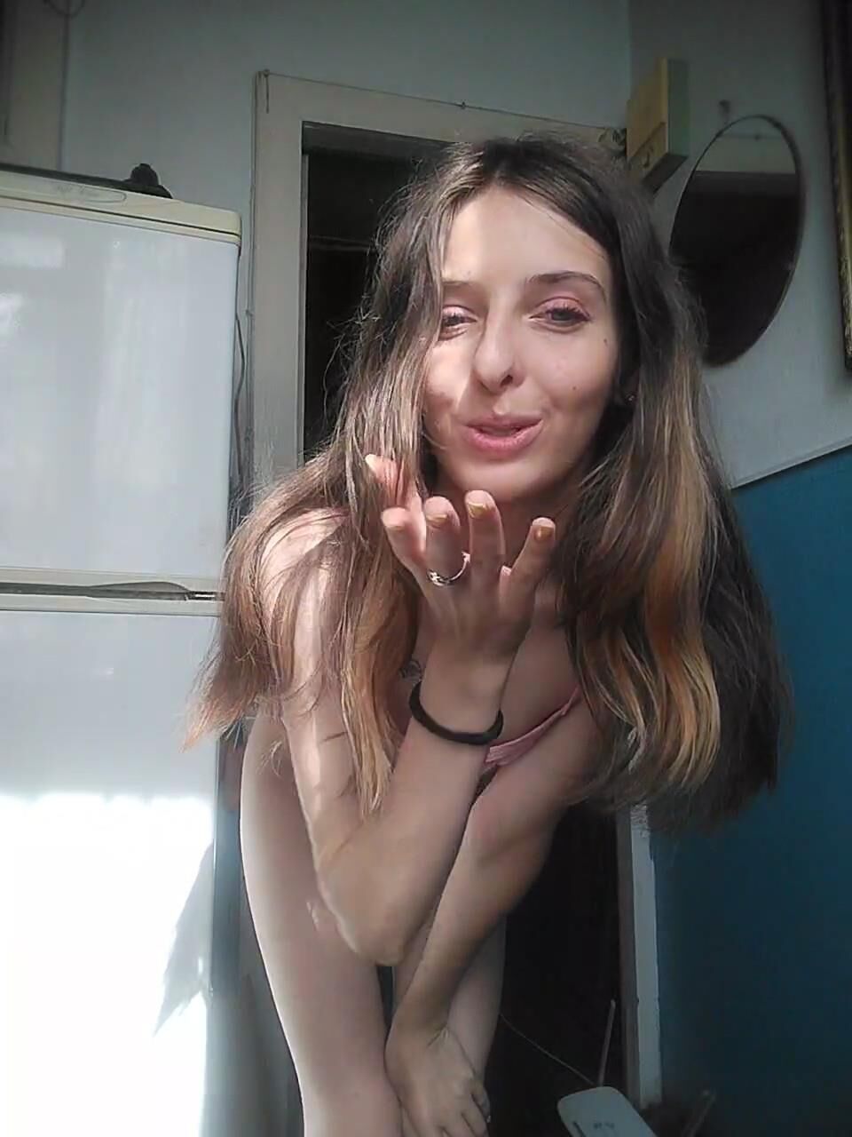 Uma garota russa com peitos pequenos. 