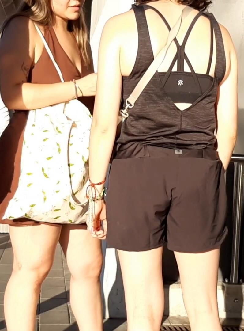 Streetgirls em shorts