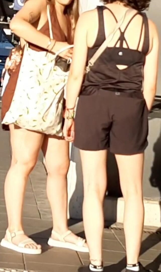 Streetgirls em shorts