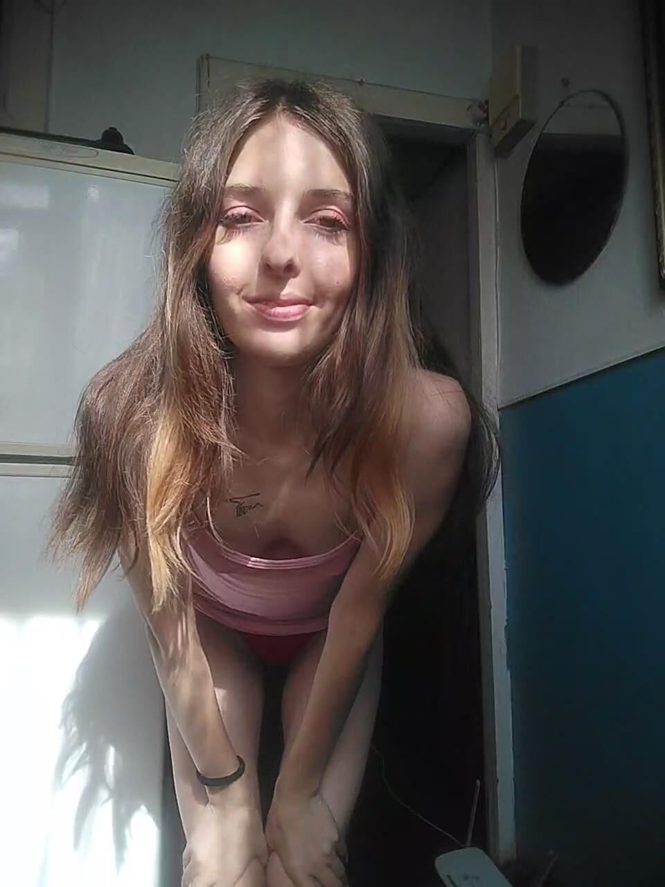 Uma garota russa com peitos pequenos. 