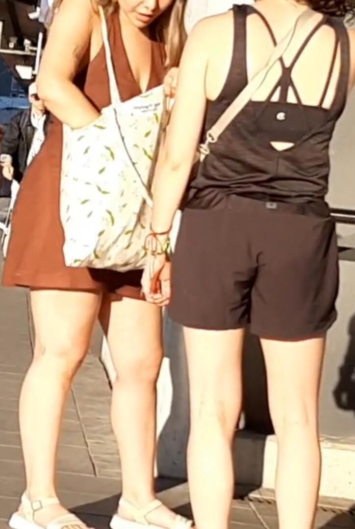 Streetgirls em shorts
