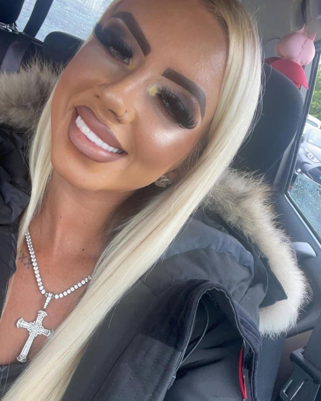 Chavs bronceados y putas bimbo para correrse con fuerza