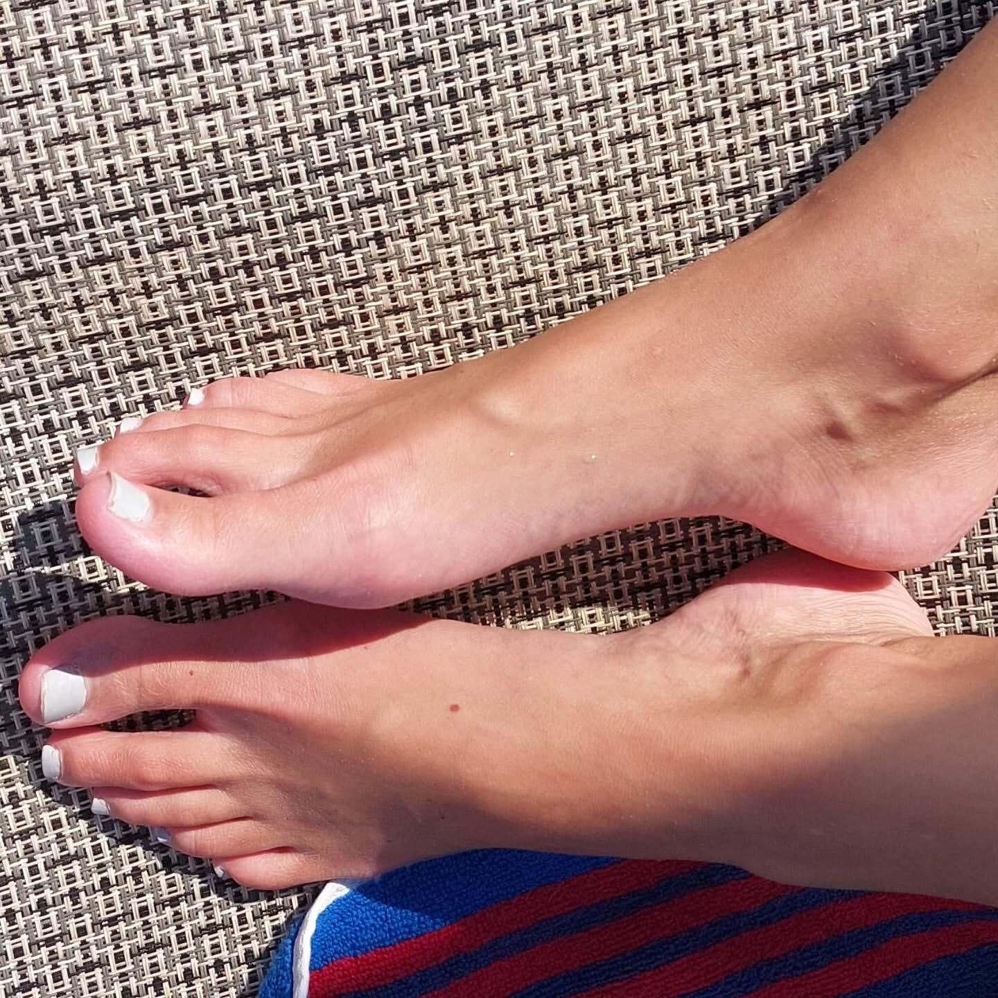 Candid Teen's Feet at swimming pool