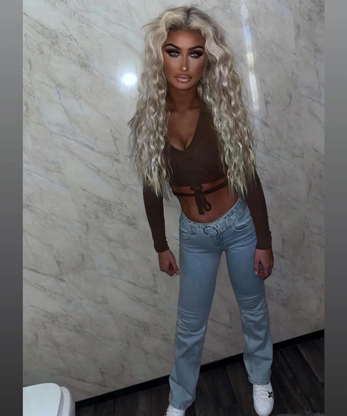 Chavs bronceados y putas bimbo para correrse con fuerza