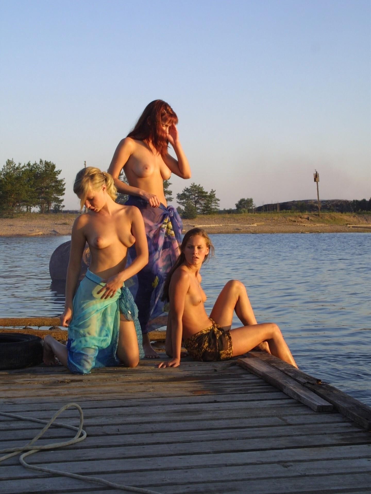 Meninas nuas na doca do barco