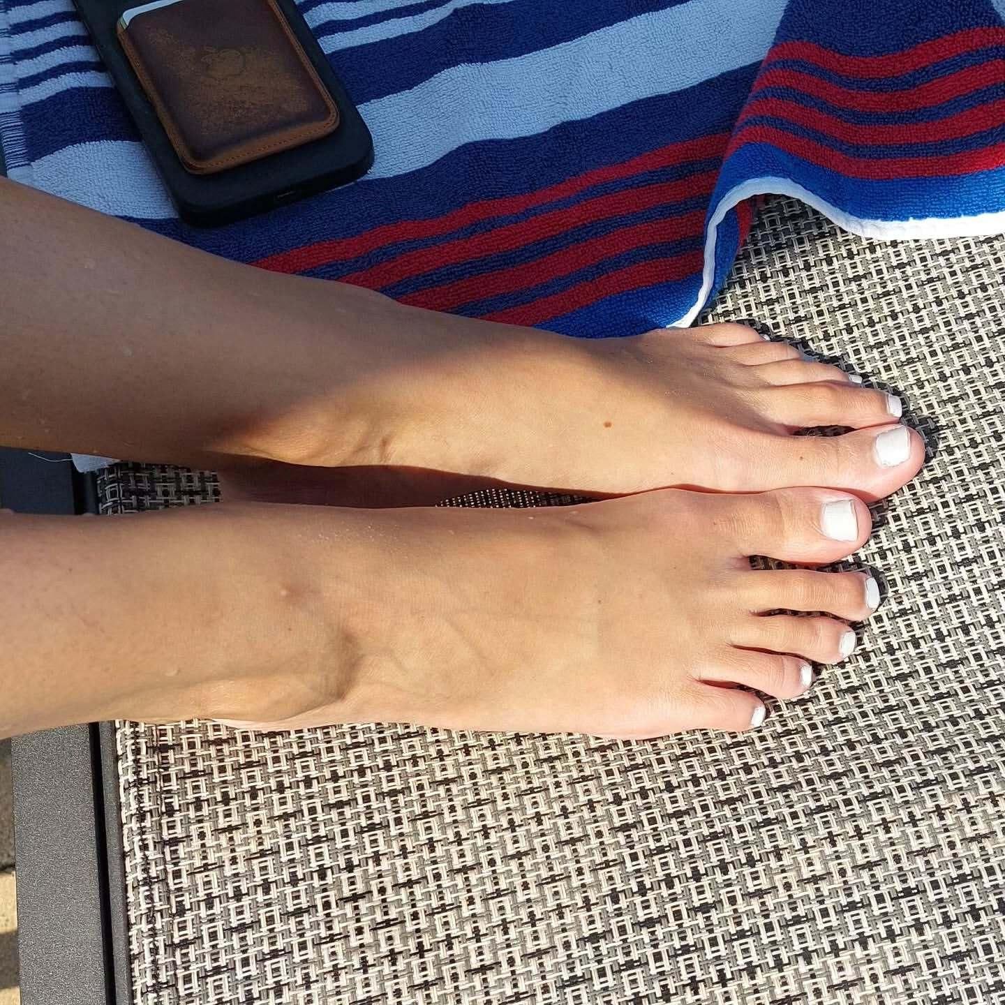 Candid Teen's Feet at swimming pool