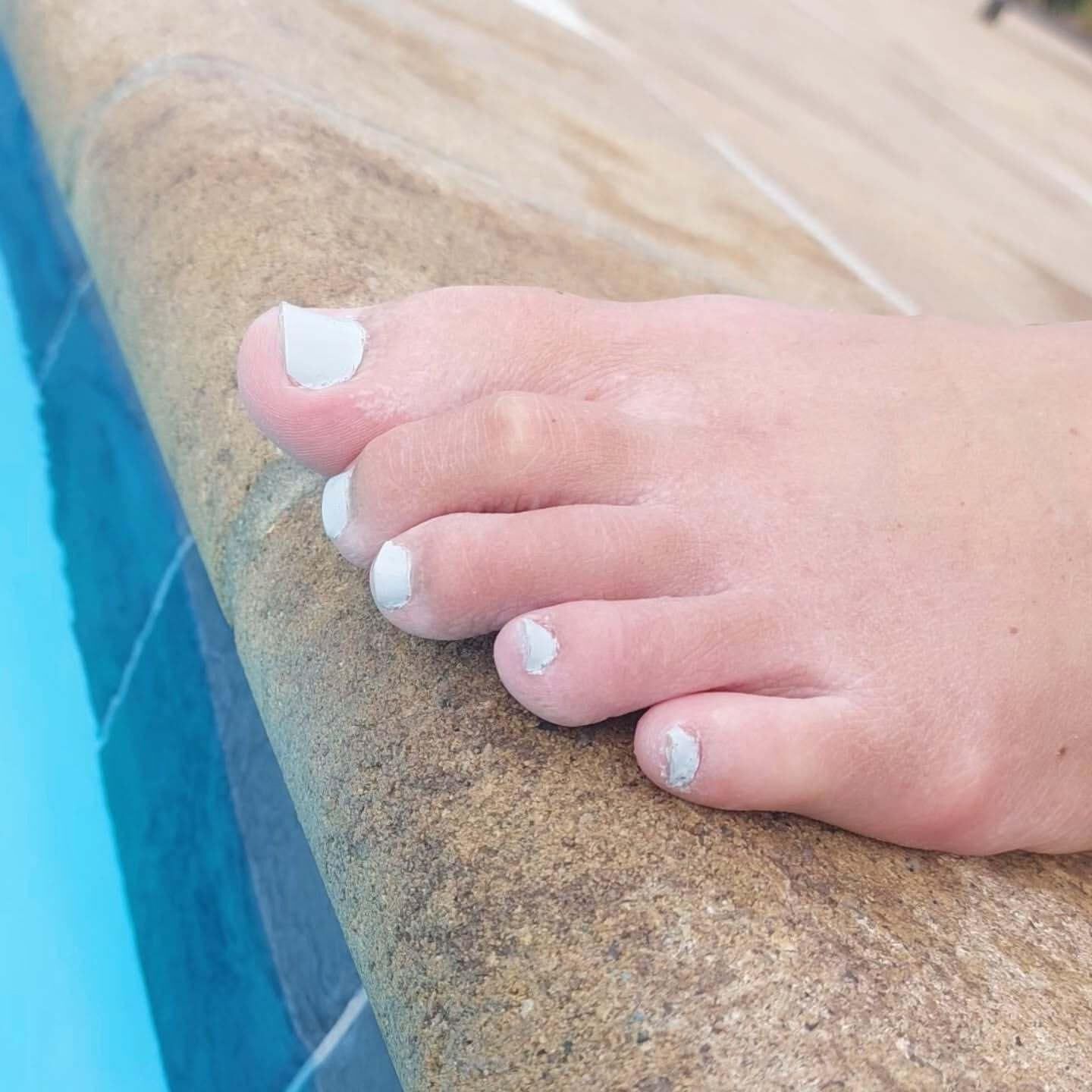 Candid Teen's Feet at swimming pool
