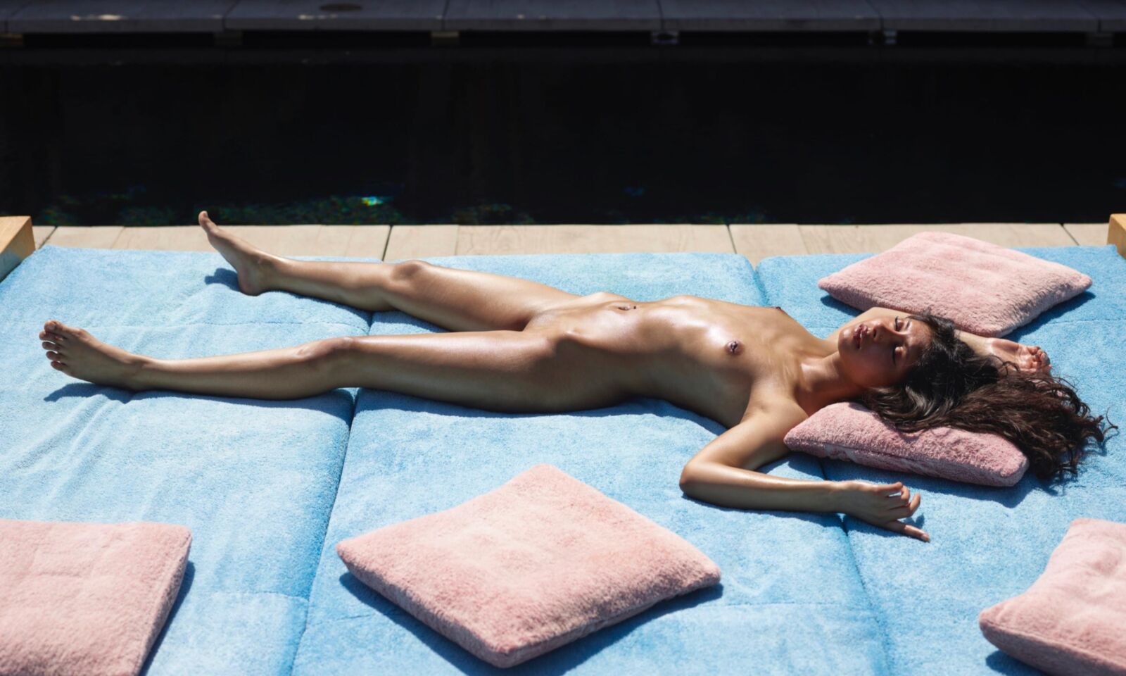 La adolescente paquistaní está mejorando su bronceado natural