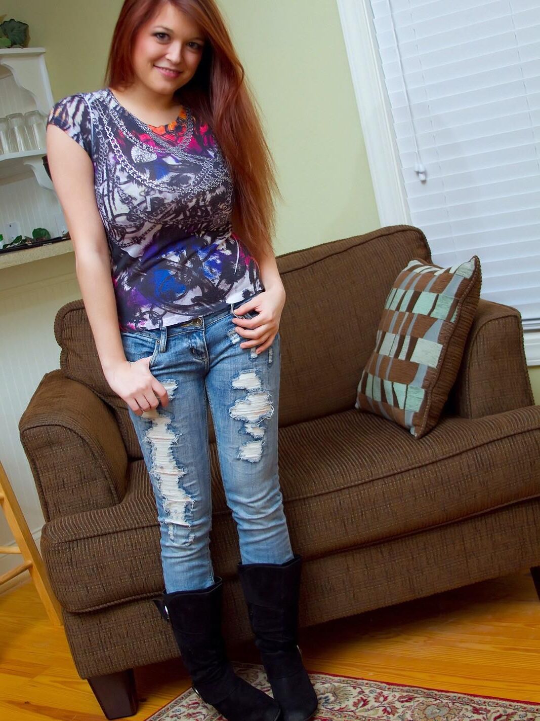 Tessa tetas y jeans azules