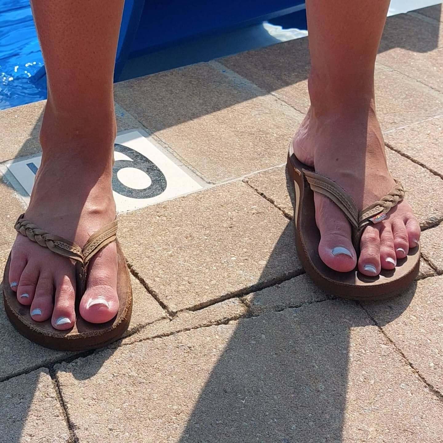 Candid Teen's Feet at swimming pool