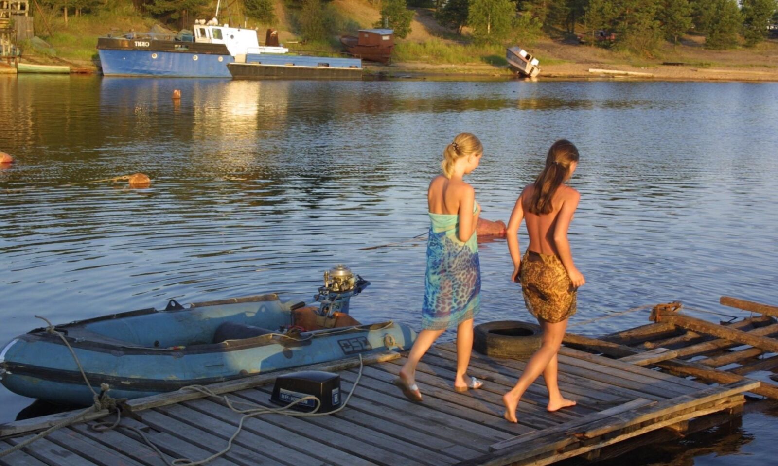 Meninas nuas na doca do barco